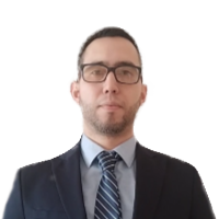 Foto de rostro de Ronald Elizondo en saco y corbata sobre fondo beige.